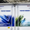 運転席側にトーヨータイヤ NANOENERGY M151 EV、助手席側にNANOENERGY M951 EVを装着して展示