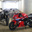「E-Clutch」を搭載したホンダ CB650R（左）と「CBR650R」（右）