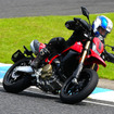 サスペンションの長い本国仕様は、モタードらしい乗り味。日本仕様はもう少しロードバイクに近い乗り味になるはず。
