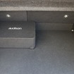 パワードサブウーファーはオーディソンのAPBX10AS2。振動板を下向きセットできるので荷物積載時も気を使うことがない。