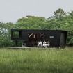 設置後に固定してモビリティを失うトレーラー型キャビンが多い中、 THE NATURE モバイルヴィラは、車両番号とモビリティを常に備える
