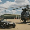 ケータハム・セブン360Rのカスタムモデルと英国空軍の「Puma HC2」ヘリコプター