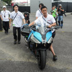 鈴鹿8耐でサプライズ走行をおこなったカワサキの「水素エンジンバイク」