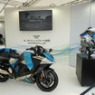 鈴鹿8耐カワサキブースに展示されている水素エンジンバイク