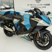 鈴鹿8耐カワサキブースに展示されている水素エンジンバイク