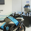 鈴鹿8耐カワサキブースに展示されている水素エンジンバイク