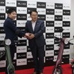 右から愛知県知事大村秀章氏、代表取締役社長・市川秀幸氏