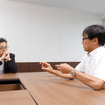 東京電力パワーグリッド 取締役 副社長執行役員 最高技術責任者の岡本浩氏（左）と、本田技術研究所 先進パワーユニット・エネルギー研究所 エグゼクティブチーフエンジニアの岩田和之氏（右）