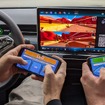 VWの車載ディスプレイでゲーム可能に。スマホがコントローラー