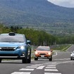 周回路を走行する試験車両