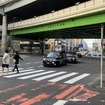 池袋六ツ又交差点：右奥が明治通り王子方面、左手前が池袋駅方面
