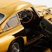 ドアの内側のパネルはドアトリムで覆われていても、その下は24K純金メッキが施されている