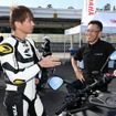 筆者・青木タカオ（左）とプロジェクトリーダーの津谷晃司さん（右）