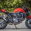 フレームがないバイクに見えるモンスターのスタイリング。タンクの下に小さなアルミモノコックフレームがあり、その重量はわずか3kg。