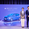 左：有村架純、右：村田直哉チーフマーケティングマネージャー