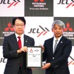 三菱自動車の加藤隆雄社長（向かって左）と、JCLの片山右京代表取締役による、パートナーシップ宣言（11月1日）