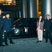 日頃は自転車で通勤するメンバーもいい中、BMW7シリーズによる送迎に感激の様子