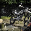 街中でも自然の中でも似合う、アウトドアギアを思わせるデザインと柔らかなカラーリング