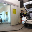ベルエナジーのゼロエミッション電源車「MESTA Gen」から取り出した電力で、溶接ロボットを動かすデモ