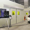 ベルエナジーのゼロエミッション電源車「MESTA Gen」から取り出した電力で、溶接ロボットを動かすデモ