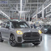 BMWとMINIの新車が工場内を無人で移動
