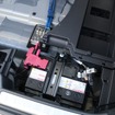 バッテリーはこの位置に設置されてるのもクラウンの魅力のポイント。バッテリー直電源を引くには効率の良い場所だ。
