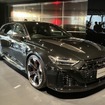 アウディ RS6アバントGT。車両左後方が透明有機ELパネル