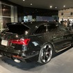 アウディ RS6アバントGT。車両左後方が透明有機ELパネル