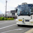 長野県塩尻市で行った実証実験のヒトコマ。塩尻駅と市役所を結ぶシャルトルバス。