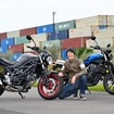 スズキ SV650（左）とホンダ CL500（右）を伊丹孝裕氏が比較