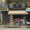 インド・バンガロール市内。バイク大国とあって、街のいたるところにバイク関連ショップが並ぶ