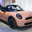 PANTONE（パントン）社が発表した2025年のテーマカラー「モカムース」で塗装された新型MINI『クーパーコンバーチブル』