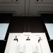 向かって左から日産自動車の内田社長、ホンダの三部社長、三菱自動車の加藤社長（12月23日）