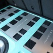 大型のパワーアンプを縦に3台並べてレイアウトするスタイルは圧巻。シルバー×ブラックのフェイスパネルがラゲッジで映える。