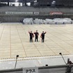 テラスからの眺め。選手の足元に引いてある白い線がコートを示している