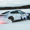 ポルシェ『タイカン』が氷上EV連続ドリフトでギネス世界新記録。17.503kmを走破