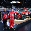 2023年のアジアクロスカントリーラリーには新型トライトンで出場。左が増岡浩監督、右がドライバーのチャヤポン・ヨーター選手