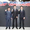 左から石田誠監督、小林崇志選手、野村勇斗選手