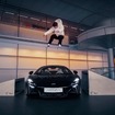 堀米雄斗選手がマクラーレン『アルトゥーラ』をスケートボードで飛び越える