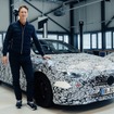 公式発表されたメルセデスベンツ CLA 次期型のプロトタイプ。人物はメルセデスベンツグループのオラ・ケレニウスCEO