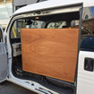 ホンダ「N-VAN e:」に2メートルの書架を積んでみた。サイドドアが大きく開くのは積み込みにとても便利だった。
