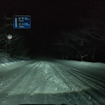 新雪が積もりつつある長野県道31号、通称オリンピック道路。サクラにとってはモノの数ではなかった。