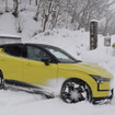 鬼無里の入り口にて記念撮影。ボルボ EX30は深雪に乗り上げるのも朝飯前であった。