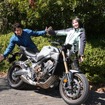 丸山浩（左）、まあさ（右）とホンダ CB650R E-Clutch