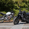 ホンダ CB650R E-Clutch（左）とヤマハ MT-09 Y-AMT（右）