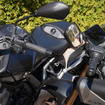 クラッチレバーのないヤマハ MT-09 Y-AMT（左）と、クラッチレバー付きのホンダ CB650R E-Clutch（右）