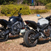 ヤマハ MT-09 Y-AMT（左）とホンダ CB650R E-Clutch（右）