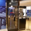 室屋選手が実際に着用したレーシングスーツ、優勝トロフィー(右)などを展示