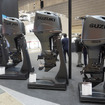 スズキの全面マットブラック仕上げの船外機シリーズ「ステルスライン」