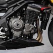 1160ccのDOHC4バルブ並列3気筒エンジン。クランク周りを見直すことで前モデルより3ps、3Nm向上させた。
